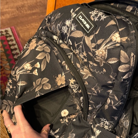 Dakine Black Vintage Floral 33L Campus Backpack EUC- like new - Picture 9 of 12